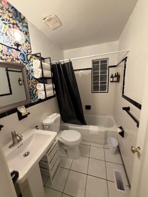 Eco-friendly toiletries, hair dryer, towels, soap - 3-BR House in Norfolk perfect for relaxing- close to beaches, shopping & bases! (Norfolk)