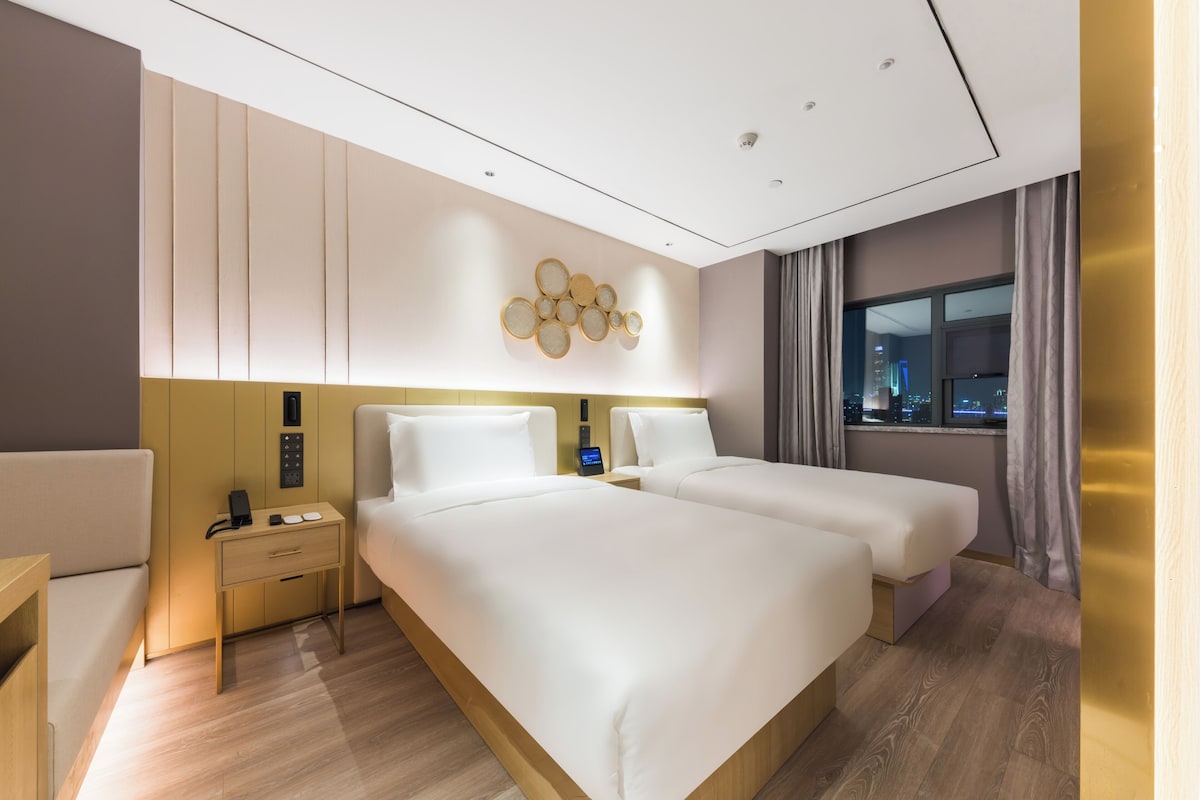 Free WiFi, bed sheets