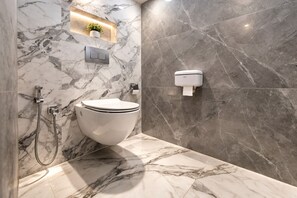 Deluxe kamer, balkon | Badkamer