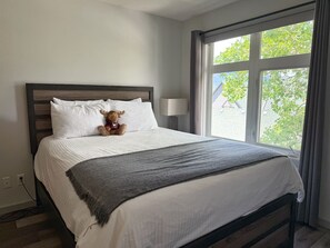 1 bedroom, iron/ironing board, travel cot, WiFi - Mount Rundle Retreat | Views • AC • Walk Downtown (Canmore)