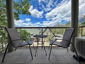 Outdoor dining - Mount Rundle Retreat | Views • AC • Walk Downtown (Canmore)