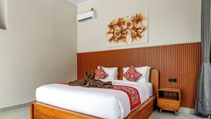 A modern bedroom with a wooden bed frame, white bedding, and a wooden headboard. - Bugenvil Villa Ubud (Kabupaten Gianyar)