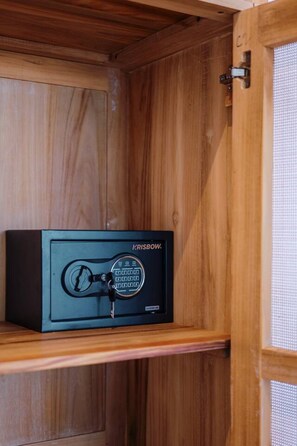 Un mueble de madera con una caja fuerte negra que tiene un dial de combinación y una cerradura.