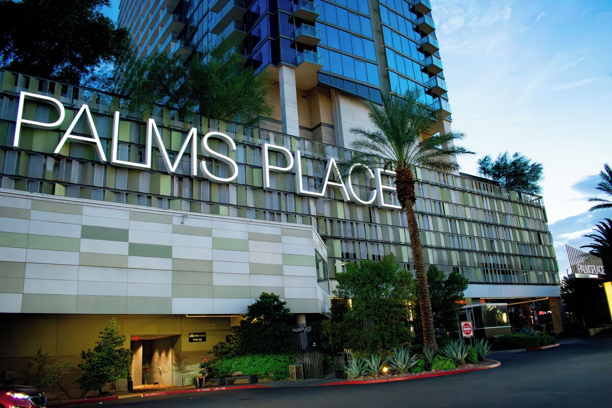 Un edificio con el letrero 'PALMS PLACE', que indica un hotel u otro alojamiento similar.