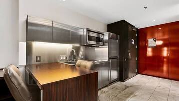 Deluxe Studio Suite, Balcony, City View | Private kitchen