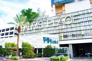 Un edificio moderno con un gran letrero que dice 'PALMS PLACE'.