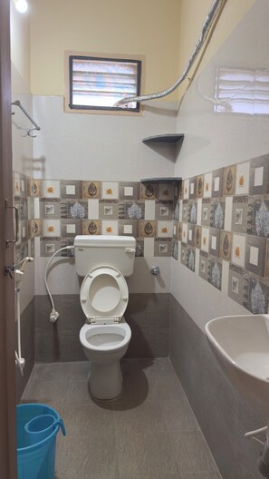 Appartamento familiare, balcone, vista città | Bagno | Doccia, set di cortesia gratuito, asciugamani, sapone
