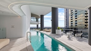 Una piscina interior moderna con vistas despejadas del paisaje urbano.
