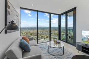 TV - Stylish 1BR Apartment in Broadbeach (Broadbeach)
