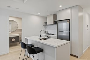 Wasserkocher mit Kaffee-/Teezubehör, Kühlschrank, Mikrowelle, Ofen
