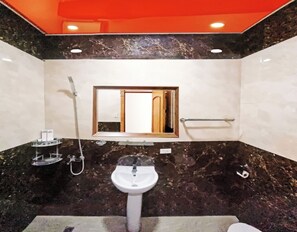 Double Room, Patio, Pool View | Bathroom - El Rancho Beach Hotel (San Francisco (Aurora))