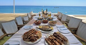 Outdoor dining - El Rancho Beach Hotel (San Francisco (Aurora))