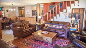 A cozy living room with leather sofas, a coffee table, and a patterned rug. - Dream Catcher

Dream Catcher (Red River)