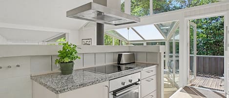 Fridge, microwave, dishwasher, cookware/dishes/utensils