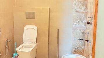 Junior Studio Suite, Balcony, Valley View | Bathroom | Free toiletries, towels, soap, shampoo