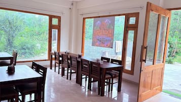 Junior Studio Suite, Balcony, Valley View | Dining
