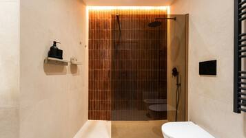 Doccia, asciugacapelli, bidet, asciugamani