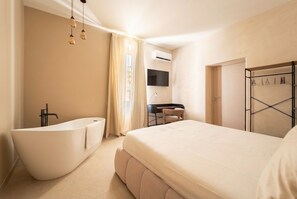 Room - Lux Double Apartment w/ Panoramic View & Terrace in Heart of Naples (Napoli)