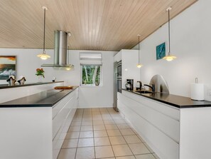 Kühlschrank, Geschirrspüler, Kochgeschirr/Geschirr/Besteck
