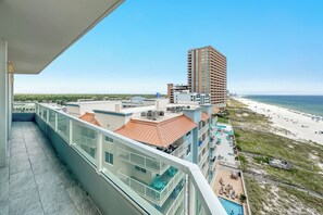 Ein Hochhaus mit Pool auf dem Dach und Blick auf den Strand.