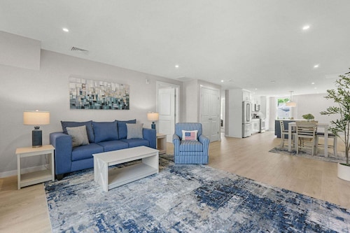 Charming Cape Apartment Walk to Beach & Town