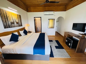 Premium bedding, desk, free WiFi, bed sheets - Wild Planet Corbett (Ramnagar)