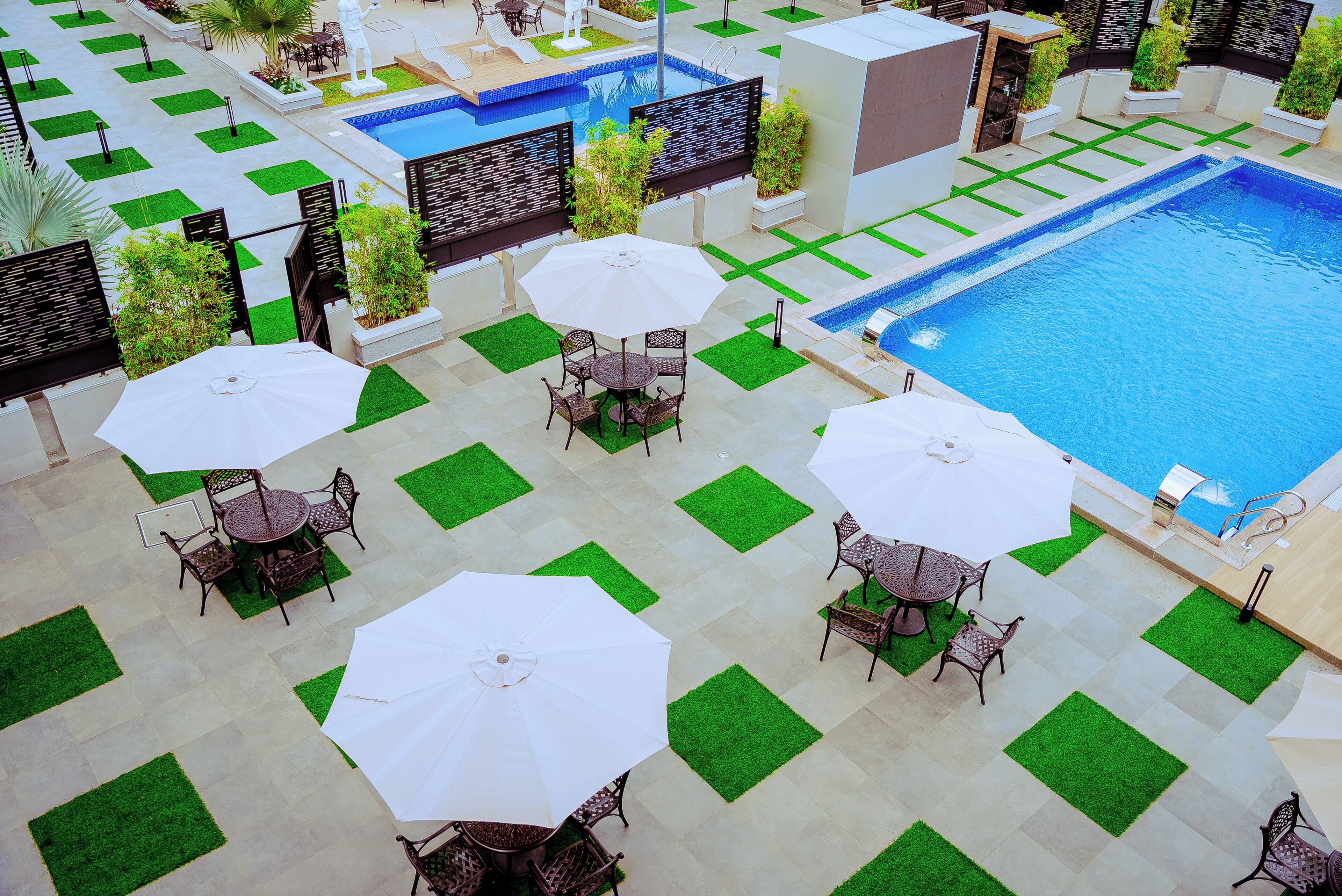 2 outdoor pools
