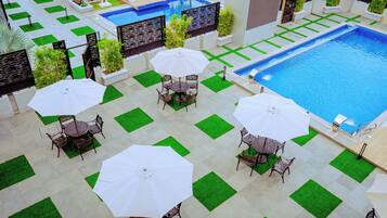 2 outdoor pools