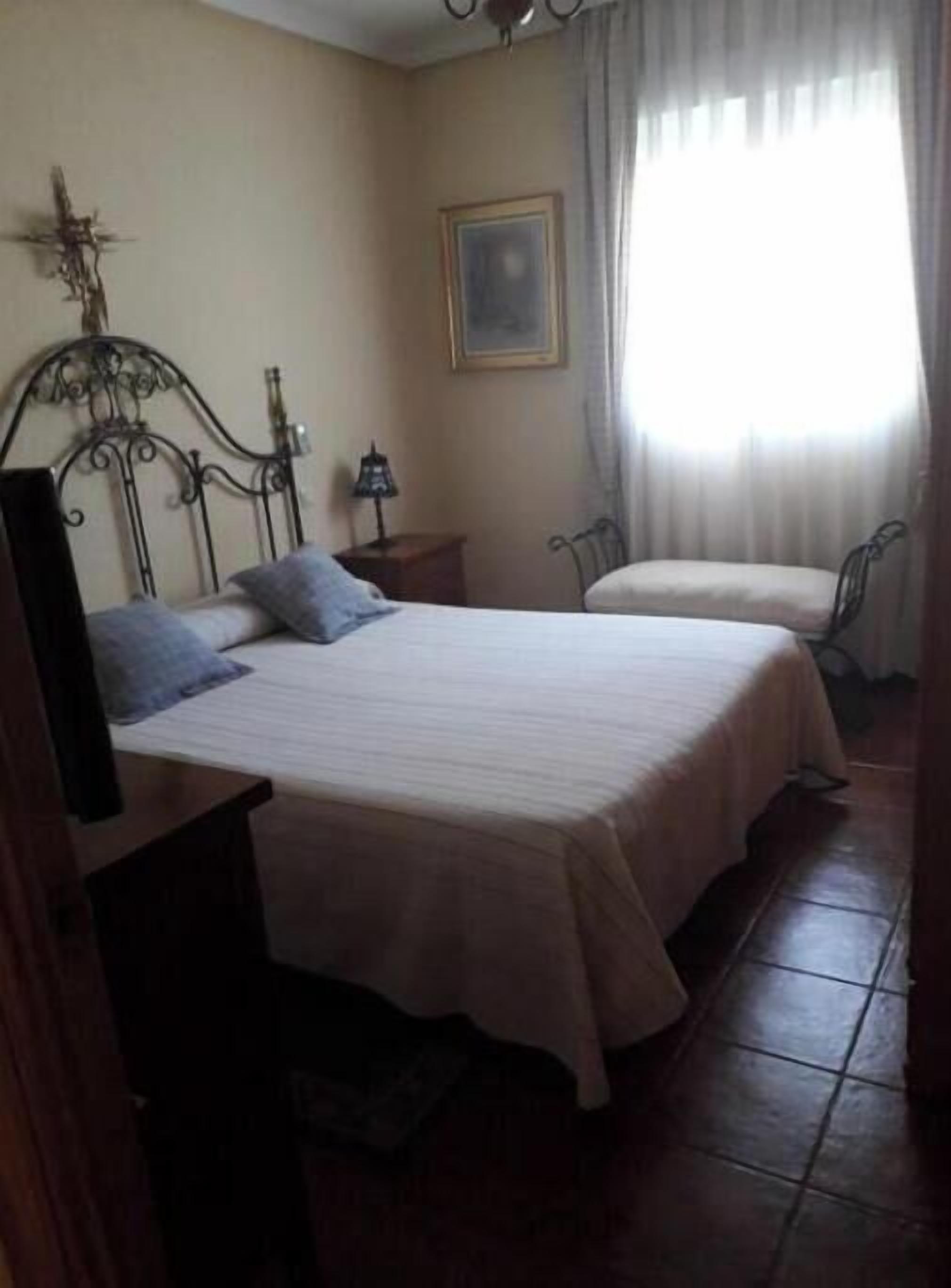 3 slaapkamers, een strijkplank/strijkijzer, gratis wifi, beddengoed