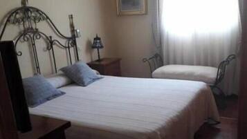 3 slaapkamers, een strijkplank/strijkijzer, gratis wifi, beddengoed