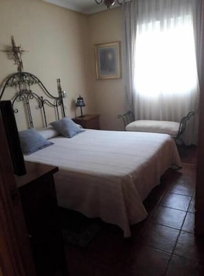 3 bedrooms, iron/ironing board, free WiFi, bed sheets