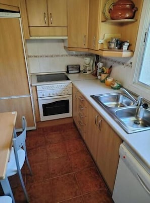 Coffee/tea maker, fridge, oven, stovetop