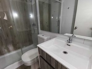 Dusj, hårføner, såpe og toalettpapir