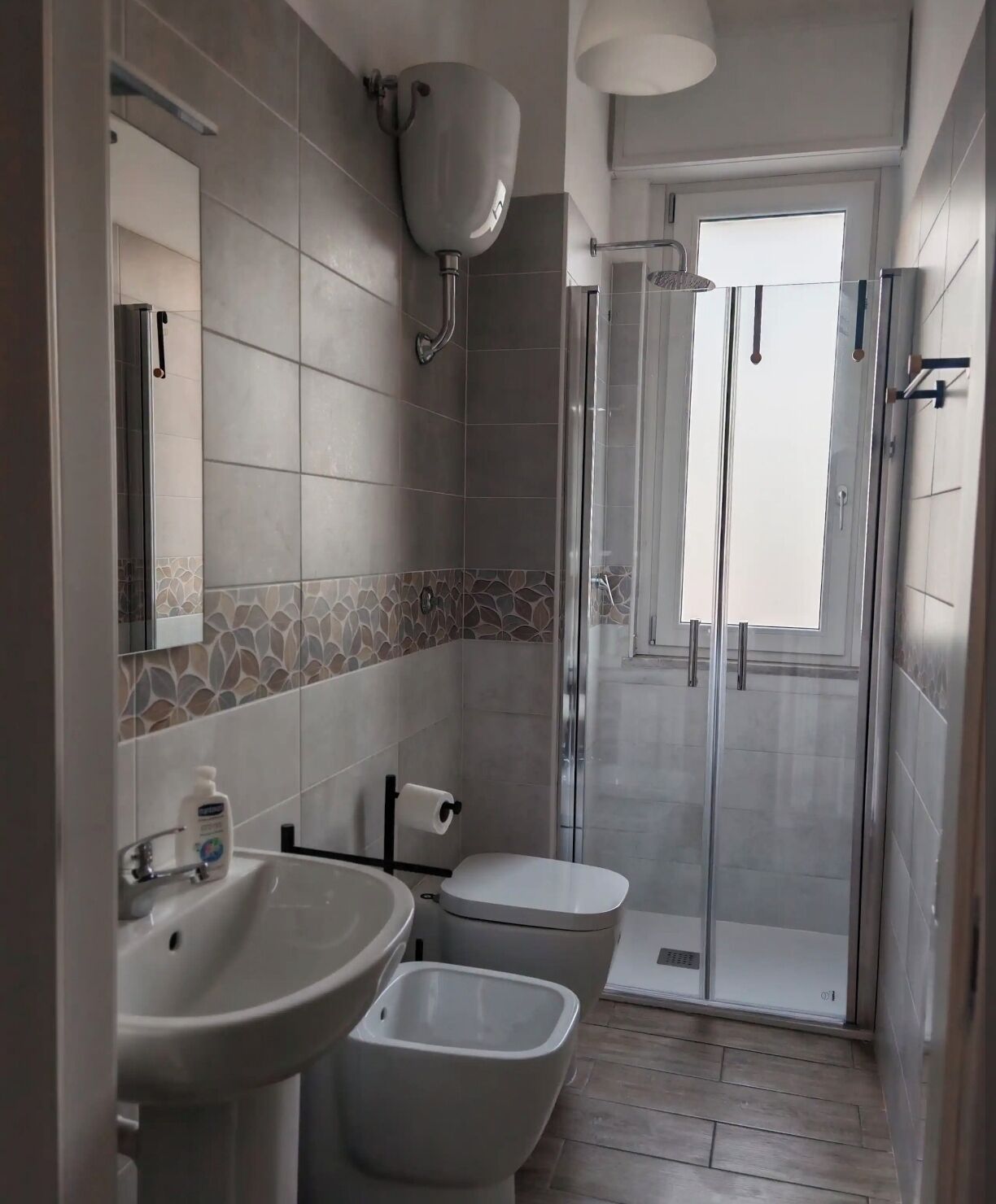 Douche, sèche-cheveux, bidet, serviettes fournies