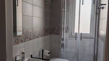 Douche, sèche-cheveux, bidet, serviettes fournies
