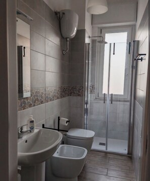 Shower, hair dryer, bidet, towels - Vrbo Property (Caserta)