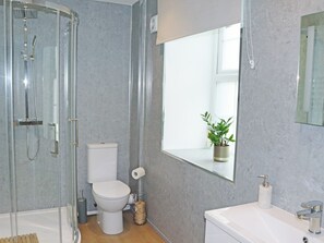 Towels - Nestled in serene countryside, this secluded cottage boasts cosy interiors. (Llangefni)