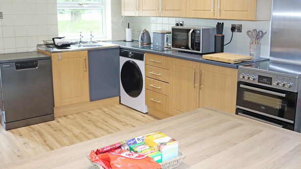 Private kitchen - Nestled in serene countryside, this secluded cottage boasts cosy interiors. (Llangefni)
