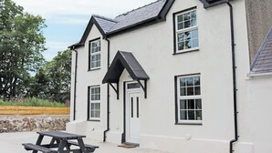 Outdoor dining - Nestled in serene countryside, this secluded cottage boasts cosy interiors. (Llangefni)
