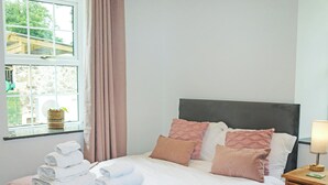 Room - Nestled in serene countryside, this secluded cottage boasts cosy interiors. (Llangefni)