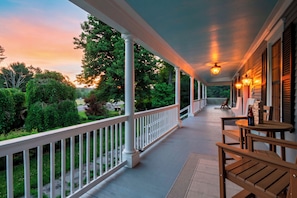 Outdoor dining - Grand Catskills Retreat • Lake Views + Near Hudson | Sleeps 18 | The Nightingale (Earlton)
