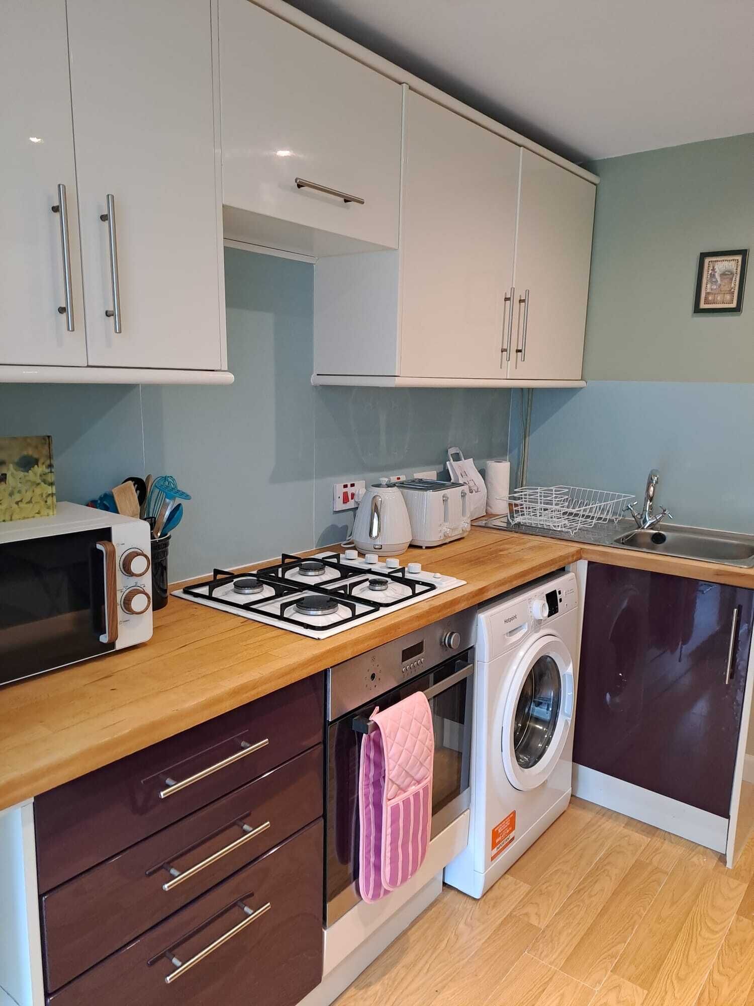 Fridge, dishwasher, cookware/dishes/utensils