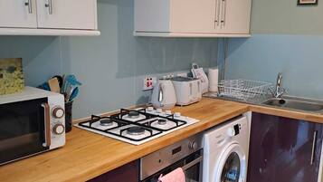 Fridge, dishwasher, cookware/dishes/utensils