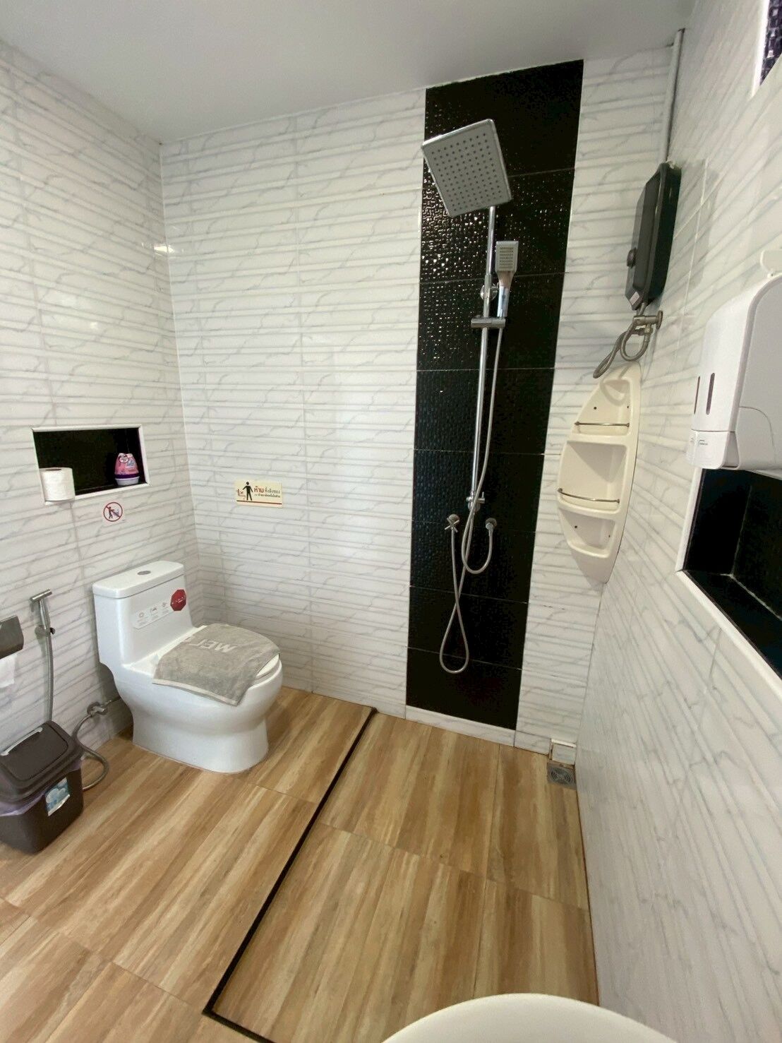 Une salle de bain moderne équipée d’une douche, de toilettes et d’un lavabo.