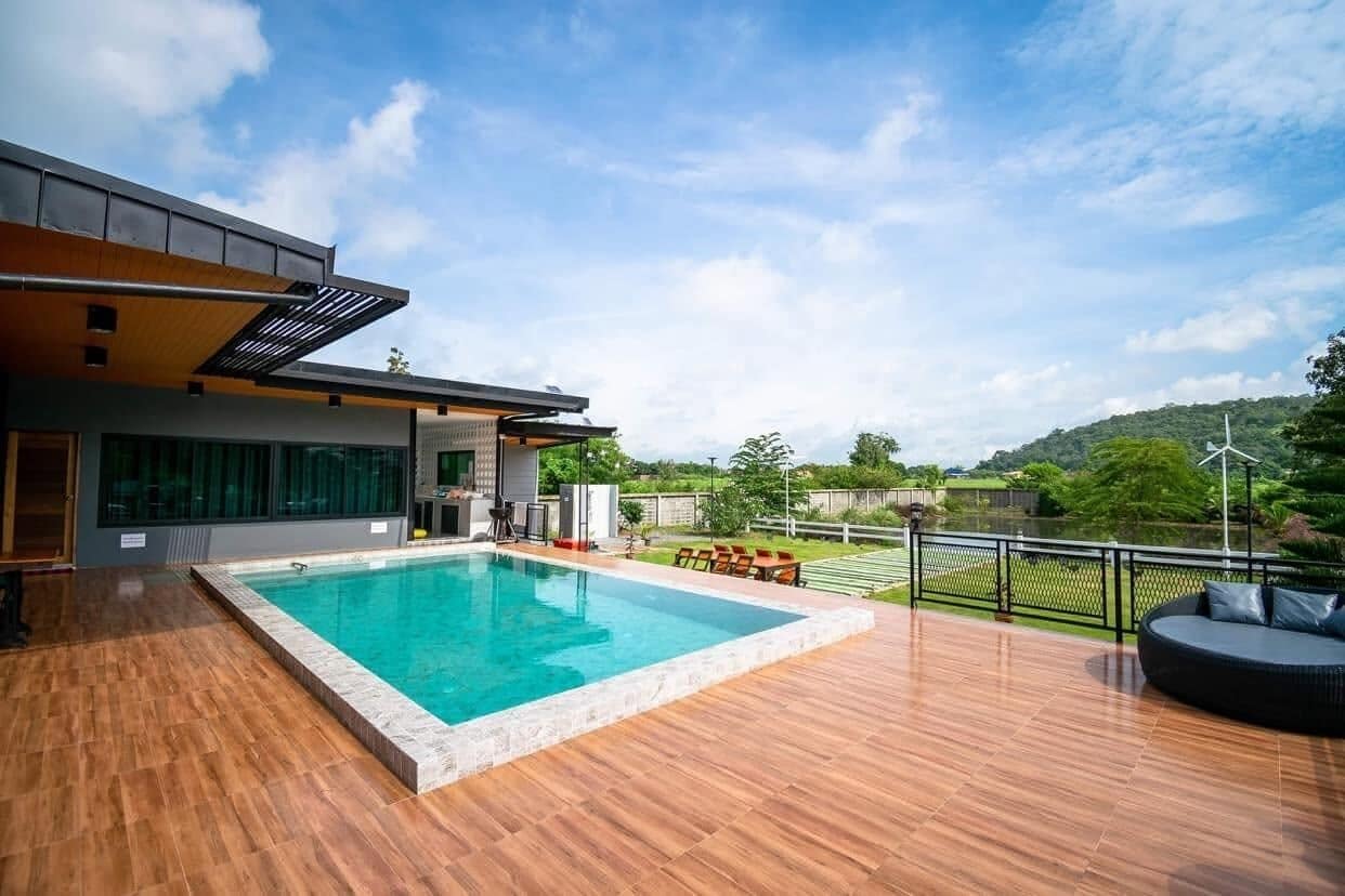 Una piscina al aire libre