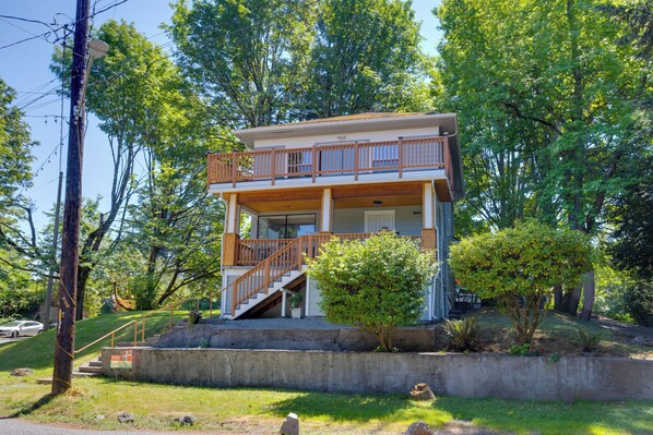 Exterior - Easy Access to Dtwn! Seattle Group-Friendly Home (Seattle)