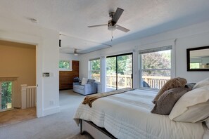 4 bedrooms, desk, iron/ironing board, Internet - Easy Access to Dtwn! Seattle Group-Friendly Home (Seattle)