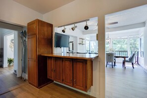 Interior - Easy Access to Dtwn! Seattle Group-Friendly Home (Seattle)