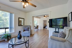 TV - Easy Access to Dtwn! Seattle Group-Friendly Home (Seattle)