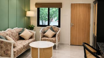 Luxury Room | Living area